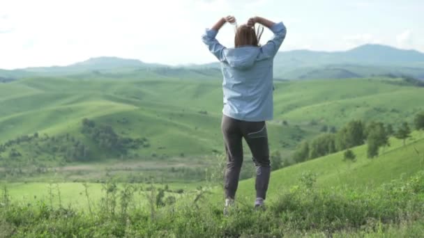 Sendero de senderismo para mujer turística en el Parque Nacional Altai en Siberia — Vídeo de stock