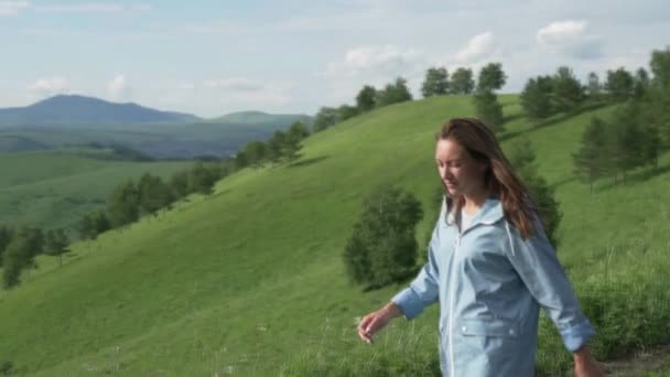 Schöne Frau spaziert im Nationalpark. — Stockvideo