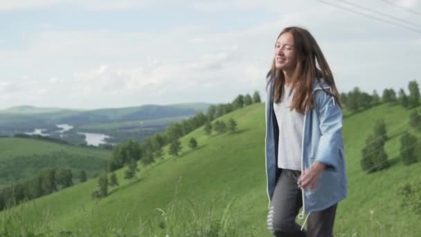 Bella giovane donna che corre attraverso un campo verde — Video Stock