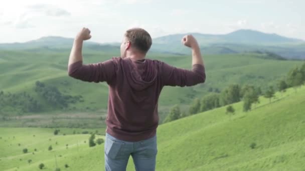 Reisender Mann genießt Bergwelt. — Stockvideo