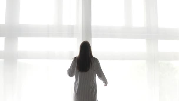 Mujer abre las cortinas . — Vídeos de Stock