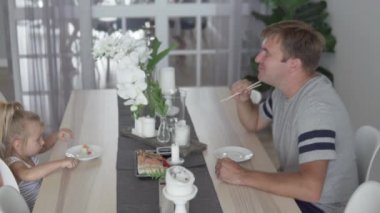 Baba ve kızı mutfakta evde hazır suşi yemek