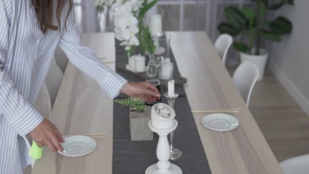 Une femme est allongée sur une table de fête . — Video