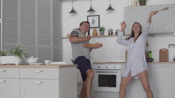 Hombre y mujer preparando el desayuno en la cocina — Vídeo de stock