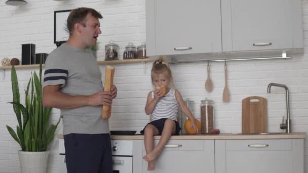 Família na cozinha pela manhã — Vídeo de Stock