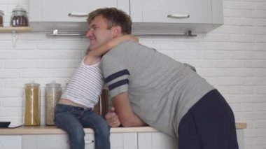 Mutfakta aile sabahı. 