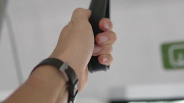 Bir kadın el toplu taşımada kolu tutuyor, sonra kaçıyor.