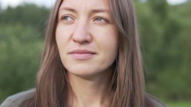 Makyaj olmadan güzel bir kadının yakın çekim