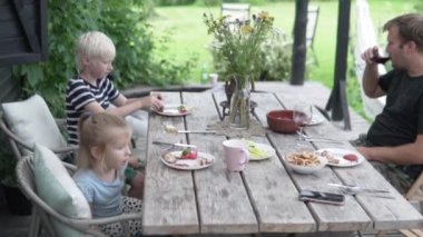 Aile buraya gel verandada öğle yemeği var