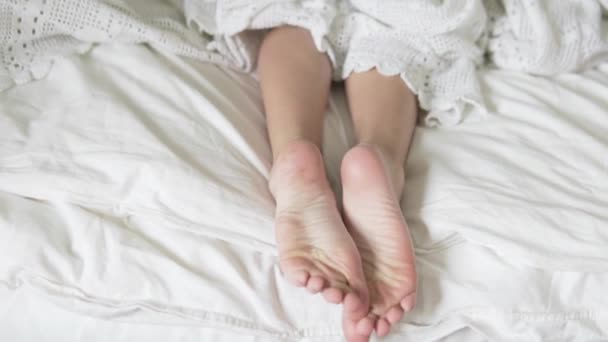 Nožky na nohou ráno v posteli. — Stock video