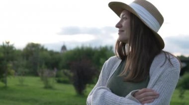 Gün batımında şapkalı güzel kadın