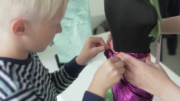 Парень по профессии город Кидбург мастера одеваются на манекен — стоковое видео