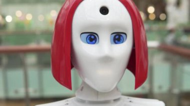 Alışveriş merkezinde robot surat. Kızıl saçlı kadın robot dondurma satıyor