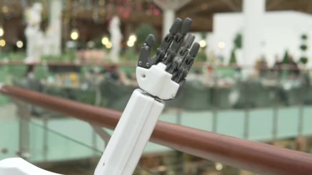 Alışveriş merkezinde ziyaretçileri sallara alan bir robot kol. — Stok video