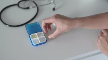 Doktor bir yol kutusunda hapları kaldırır.