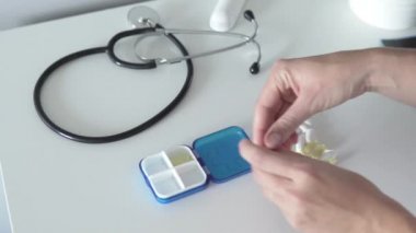 Bir hemşire hapları yol kutusunda temizler..