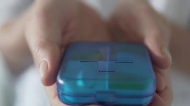 Kutu açılır ve içinde farklı tablet bir dizi yatıyor. Bulanıklıktan video odaklama içine girer