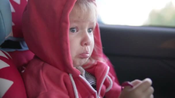 Κορίτσι που κλαίει σε κάθισμα αυτοκινήτου. — Αρχείο Βίντεο