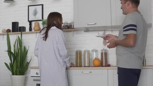 Lindos amantes de la mañana en la cocina . — Vídeos de Stock