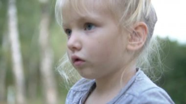 Sevimli küçük kız gülümsüyor