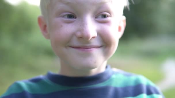 Närbild av en blond pojke. — Stockvideo