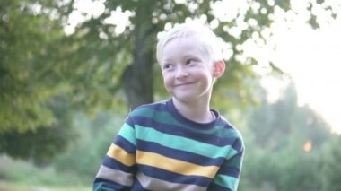 Ormanda bir yürüyüş için güzel albino çocuk