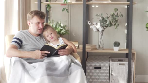 Pappa läser Bibeln till sin lilla dotter och somnar — Stockvideo