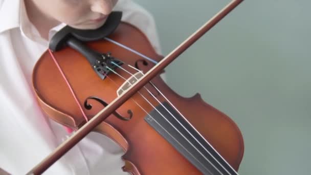 Albino chłopiec gra na skrzypcach — Wideo stockowe