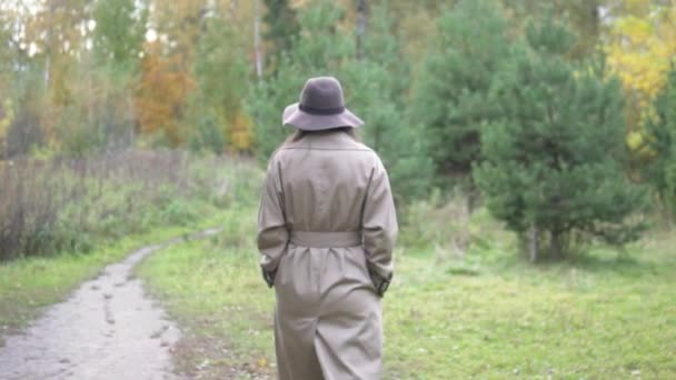 Femme heureuse promenades touristiques dans un parc à baldaquin — Video