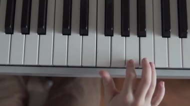 Piyano çalan çocukların elleri