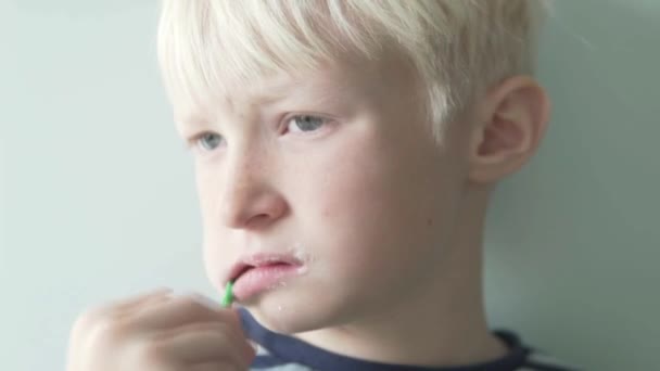 Albino pojke borstar tänderna — Stockvideo
