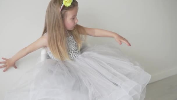 Cute little girl in smart dress poses for photographer — Stock Video