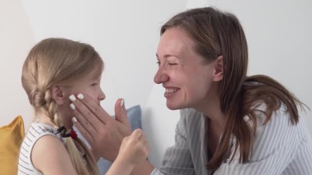 Maman et fille appliquant la crème visage à la maison — Video