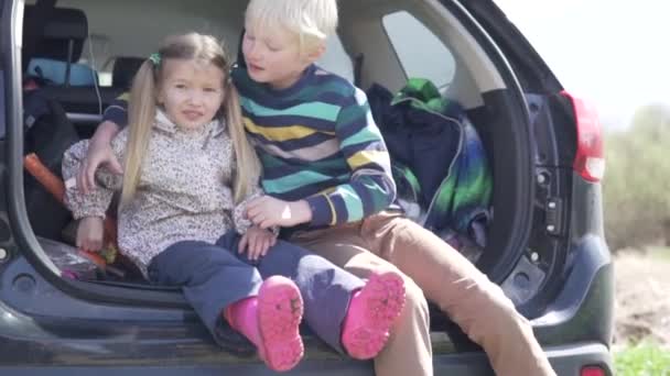 Liebes Geschwisterpaar auf dem Parkplatz während der Autofahrt — Stockvideo