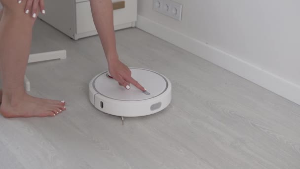 The Woman concept includes a robot vacuum cleaner — Stock Video