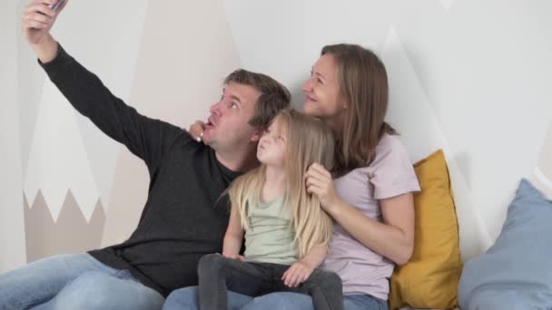 Slow-motion familje selfie. En man håller en smartphone i handen — Stockvideo