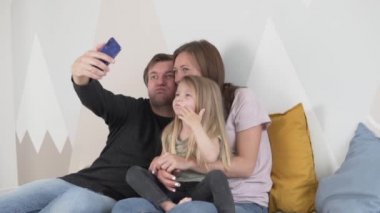 Telefonunuzdaki yerleşik fotoğrafları izleyin