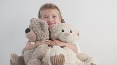 İki oyuncak ayısı olan güzel bir kızın yakın çekimi.