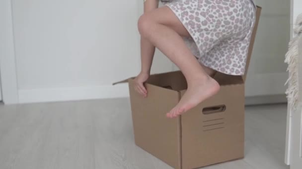 Küçük kız saklambaç oynuyor — Stok video