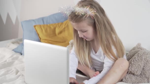 Uma menina criança está envolvida com um mestre na Internet . — Vídeo de Stock