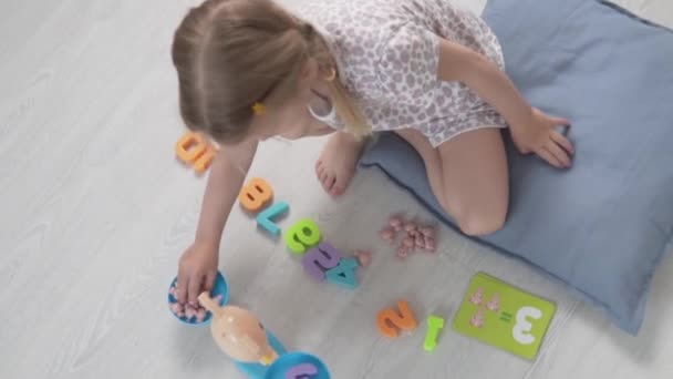 Una bella bambina impara a contare in modo giocoso — Video Stock