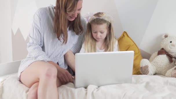 Мама и дочка общаются на видео с родственниками — стоковое видео