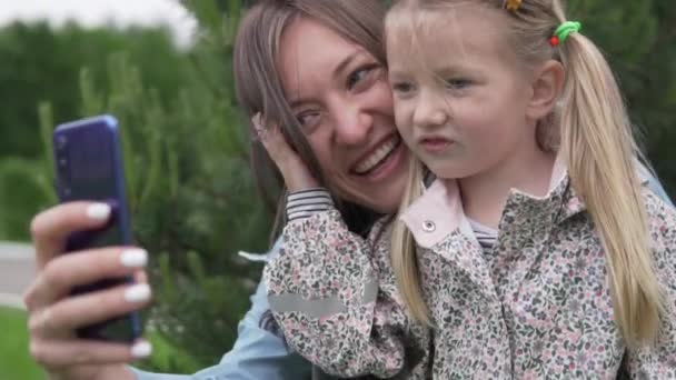 Hermosa mamá con hija bebé fotografiada en el teléfono móvil — Vídeos de Stock