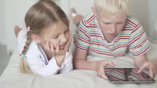 Children and a tablet with the Internet. — Stock Video