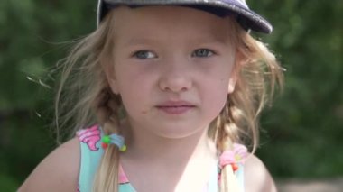 Sıcak bir yaz gününde şapkalı küçük bir kızın yakın çekimi.