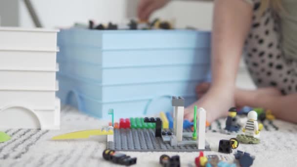 Barnet leker designer av små delar — Stockvideo