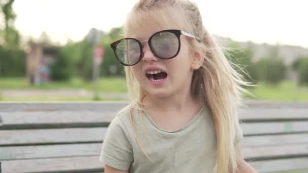 那个戴着太阳镜的小女孩的特写镜头 — 图库视频影像