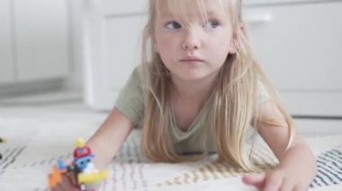 Küçük bir kız küçük bir ev tasarımcısında oynuyor.