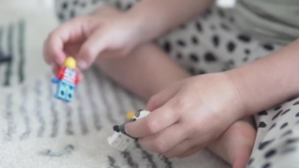 Le mani dei bambini fanno dei piccoli uomini del designer — Video Stock