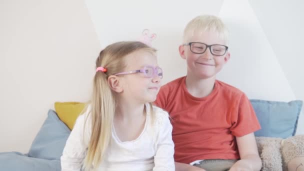 眼鏡をかけたかわいい子供たちの平均的な計画. — ストック動画